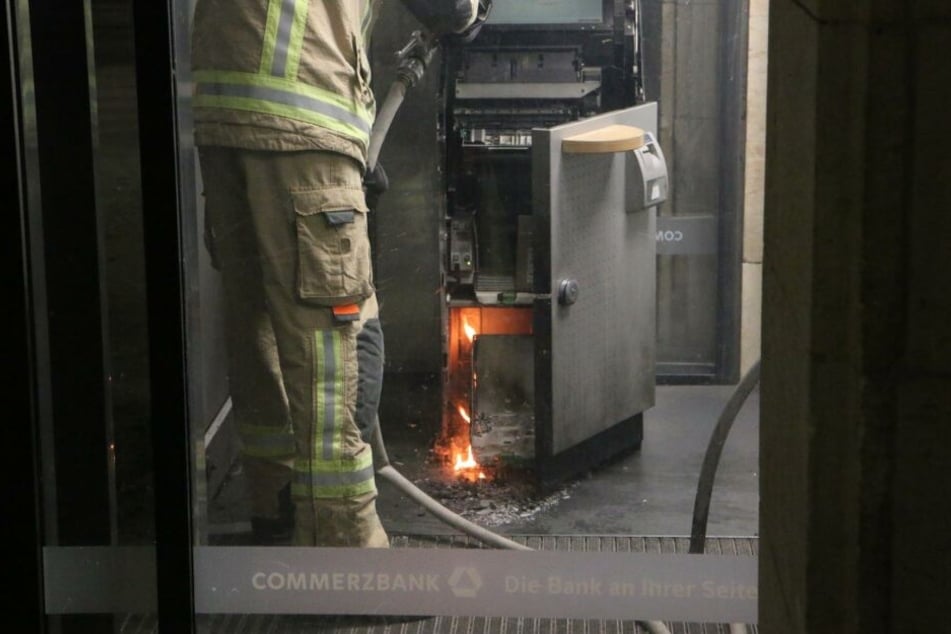 Ein Geldautomat stand in Flammen!