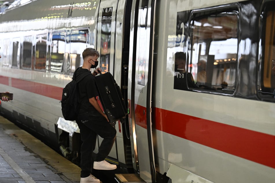 Auch der Fernverkehr ist von den kurzfristig notwendigen Baumaßnahmen laut der Deutschen Bahn betroffen. (Symbolbild)