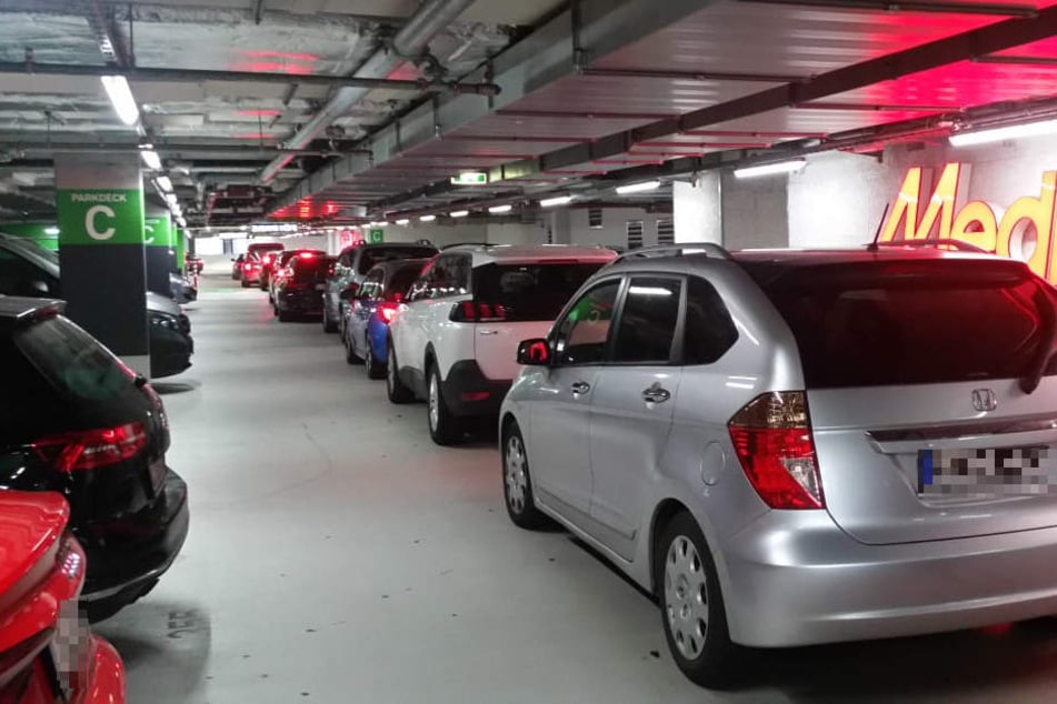 Chaos auch im Parkhaus: In Reih und Glied warten die Autos auf Abfahrt. Aber das kann noch lange dauern.