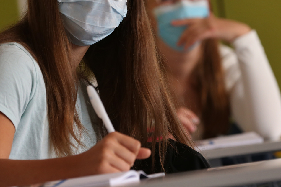 Am 9. 11. fing in Bayern die Schule nach den Herbstferien an. Für die Schüler gilt: Maskenpflicht im Unterricht!