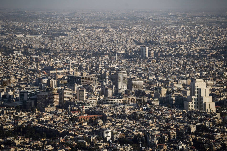 Ein Überblick über Damaskus, während in Syrien der erste Jahrestag des Sturzes von Assad erreicht ist.