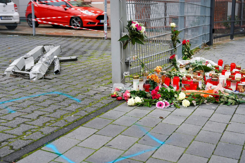 An der Unglücksstelle wurden zahlreiche Kerzen und Blumen abgelegt (Archivfoto).