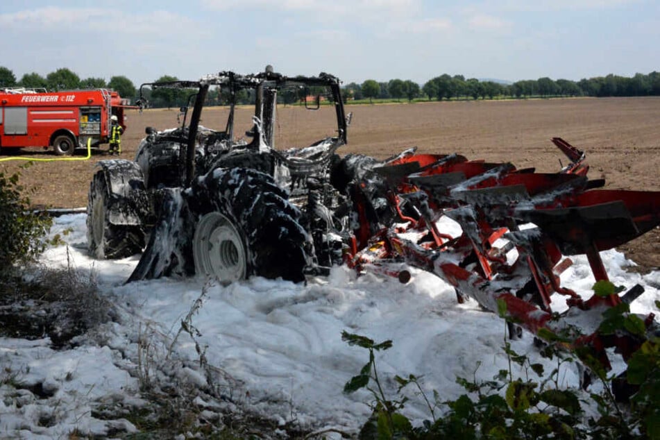 Als die Einsatzkräfte eintrafen, stand der Traktor bereits komplett in Flammen.