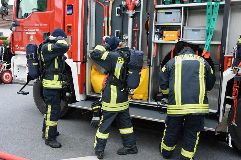 Die Einsatzkräfte mussten sich mit Atemschutzgeräten ausrüsten.