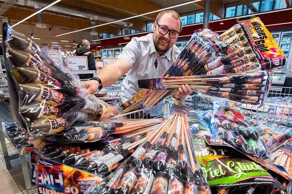 Verkaufsstart von Feuerwerksraketen und Böllern in Chemnitz. Auch im Rewe an der Limbacher Straße wartet ein großes Sortiment, so Marktleiter Marcel Claus (28).