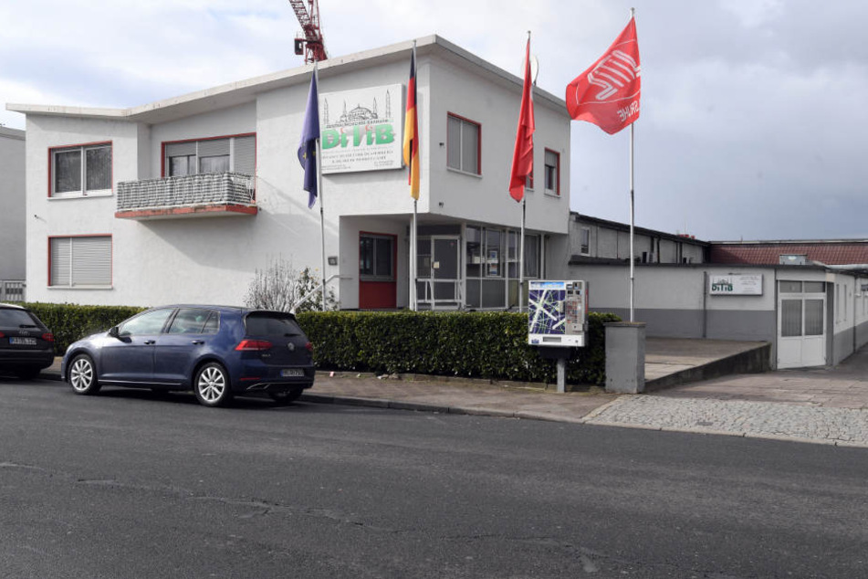Die Ditib-Zentralmoschee in Karlsruhe inmitten eines Gewerbegebiets.