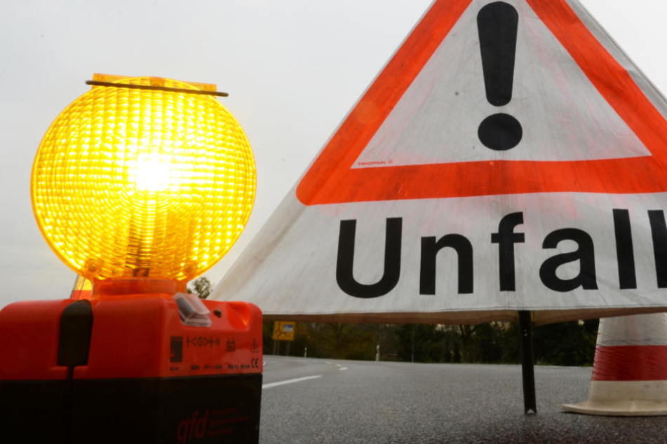 Am Dienstag stießen drei Autos auf der B7 bei Nausnitz zusammen. (Symbolbild)