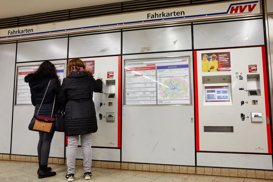 Wer in Hamburg den öffentlichen Nahverkehr nutzt, muss ab Januar 2023 mehr bezahlen. (Archivbild)