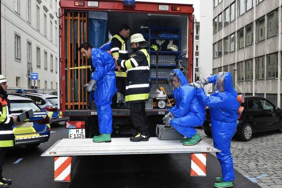 Nachdem ein Dekontaminationsplatz aufgebaut wurde, konnten die sechs Betroffenen ausgeschleust werden.