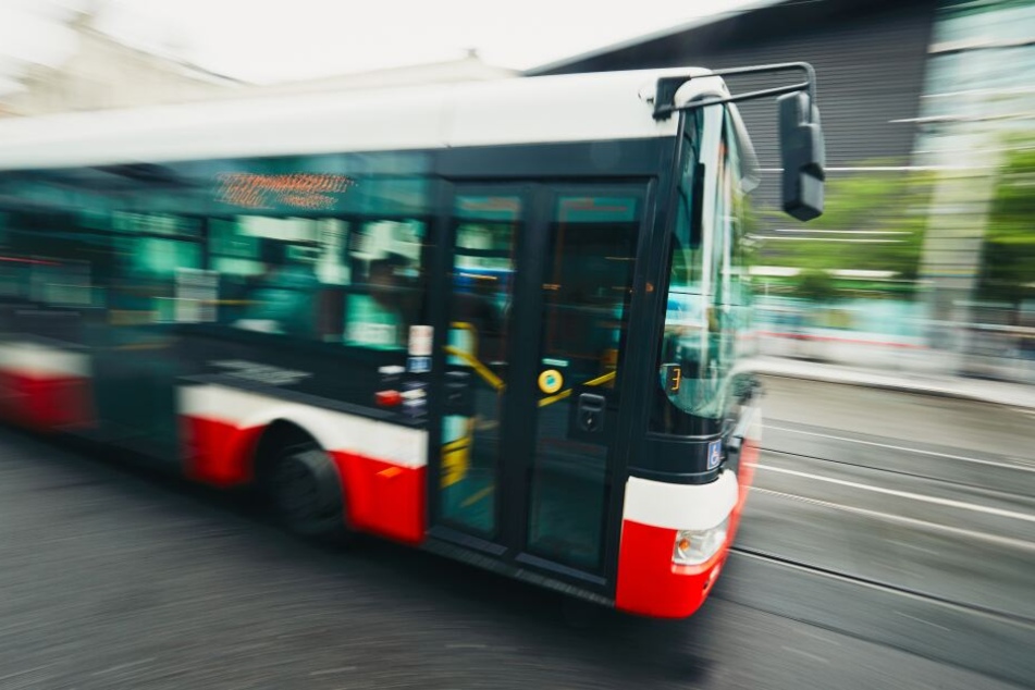 Der Busfahrer soll weiter gefahren sein, obwohl die Scheibe bereits beschädigt war. (Symbolbild)
