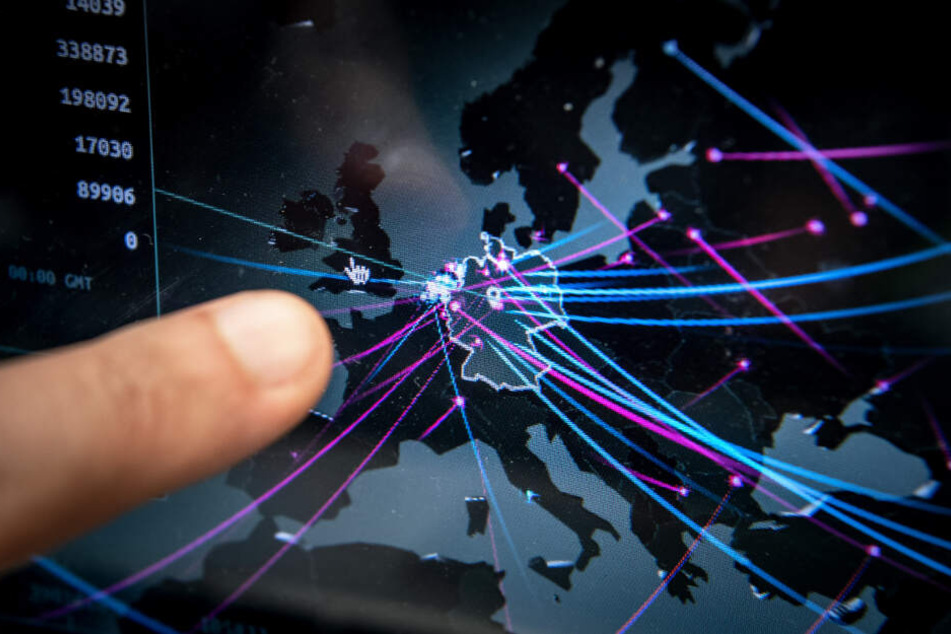 Cem Karakaya zeigt auf einer Echtzeitkarte von Kaspersky die Cyberbedrohung in Deutschland.