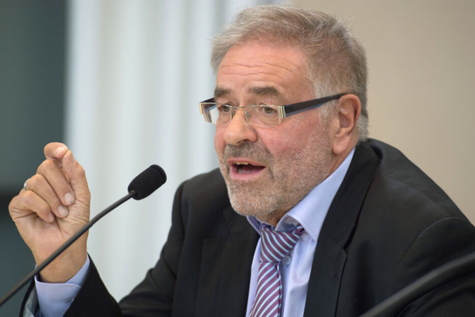 Klaus Bartl (68) kritisiert die Kontrollen am Landgericht.