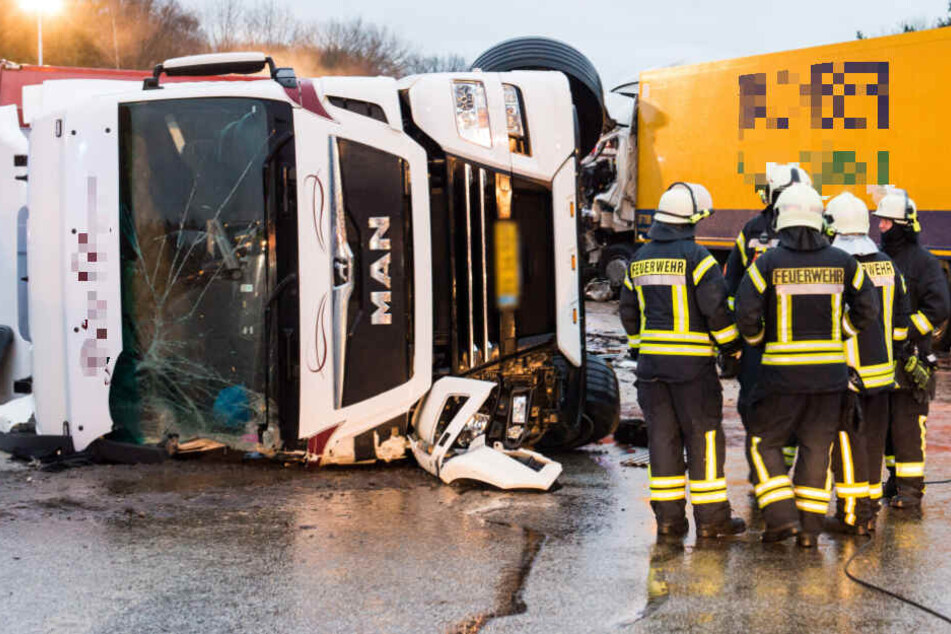 Ein Viehtransporter liegt nach einem Unfall auf der Autobahn A24 neben weiteren Fahrzeugen.