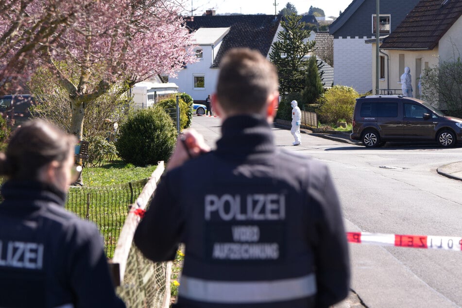 Nach dem Dreifachmord wurde Weitefeld vorübergehend weiträumig abgesperrt, doch die Fahndung nach dem Täter blieb ohne Erfolg.