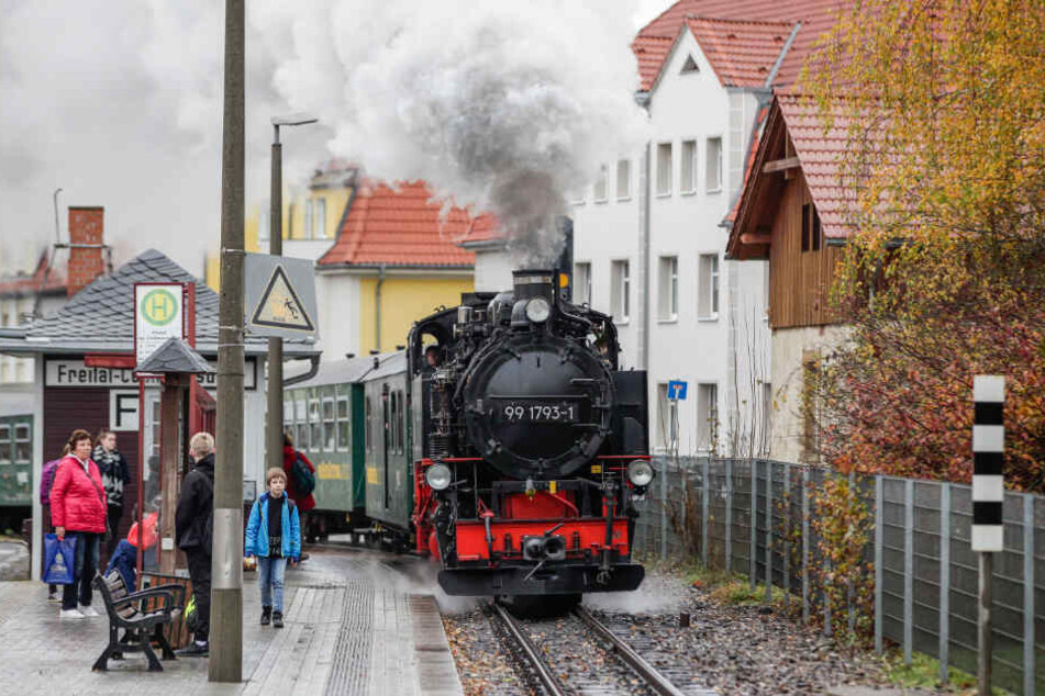 "Bimmelbahn und Lichterglanz": Mit Volldampf geht es mit der Weißeritztalbahn in den ersten Advent.