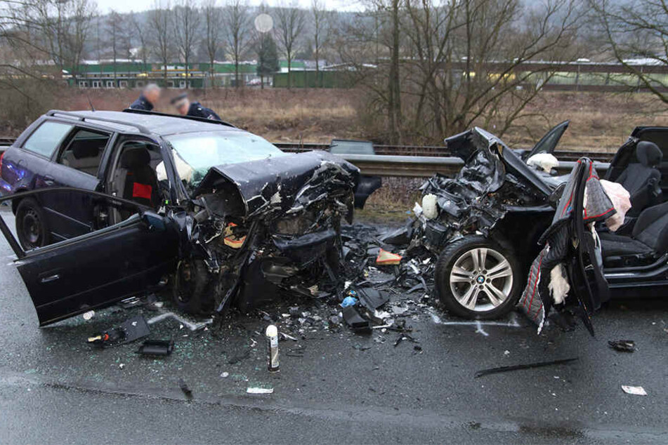 Die Wagen seien zwischen Finnentrop und Lenhausen (Kreis Olpe) zusammengestoßen.