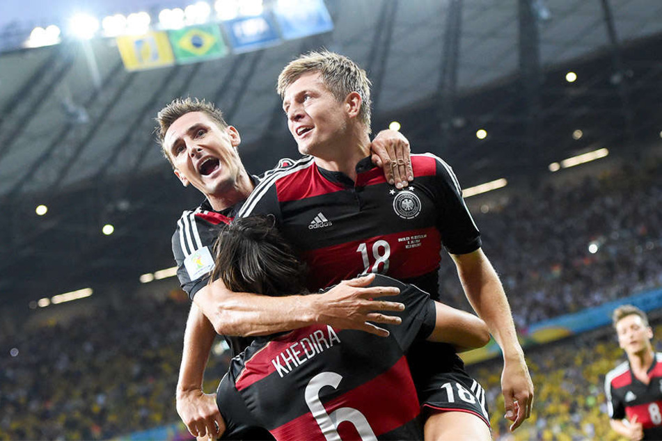 Großer Jubel bei der WM 2014: Beim legendären 7:1-Sieg der DFB-Elf im Halbfinale gegen Brasilien traf Toni Kroos (r.) doppelt und bereitete die Führung von Thomas Müller vor. Auch Miroslav Klose (l.) und Sami Khedira (m.) trafen.