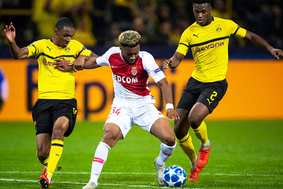 Die BVB-Spieler Abdou Diallo (l.) und Dan-Axel Zagadou (r.) nehmen Monacos Moussa Sylla in die Zange.