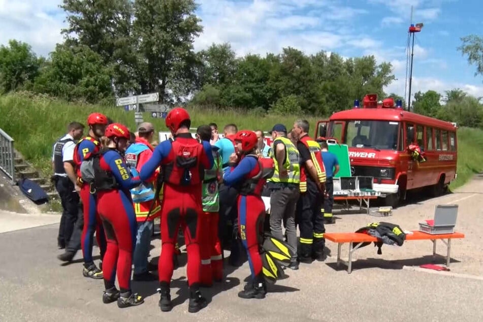 Taucher des DLRG, Gendarmerie und Feuerwehrleute suchen nach dem vermissten Mädchen.