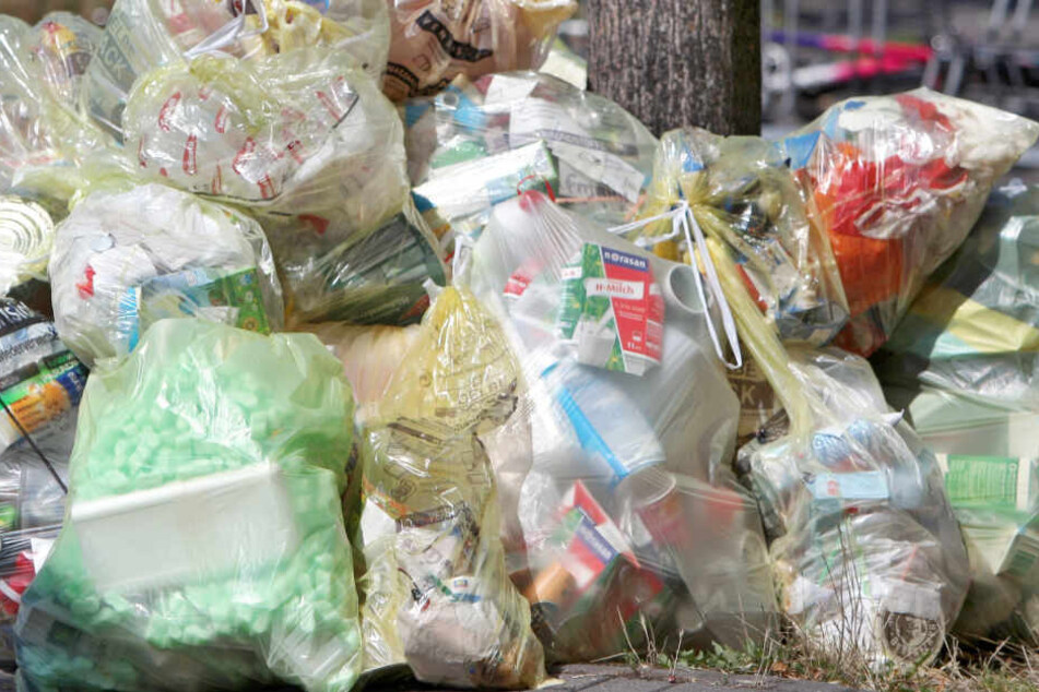 Zahlreiche Gelbe Säcke liegen auf dem Gehweg auf einem Haufen für die Abholung bereit. Die Kirche ruft zum Klima- und Plastikfasten auf.