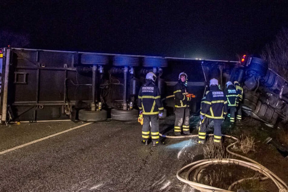 Der Lastwagen war bei dem Unfall auf der A1 auf die Seite gekippt.