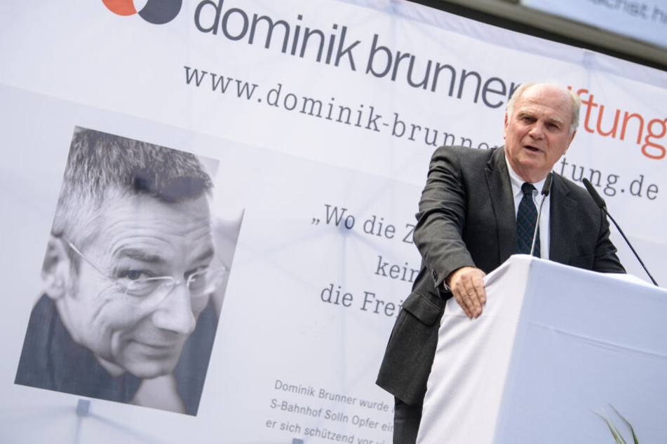 Uli Hoeneß, Vereinspräsident vom FC Bayern und Kuratoriumsvorsitzender der Dominik-Brunner-Stiftung, spricht auf der Gedenkveranstaltung anlässlich des 10. Todestages von Dominik Brunner.