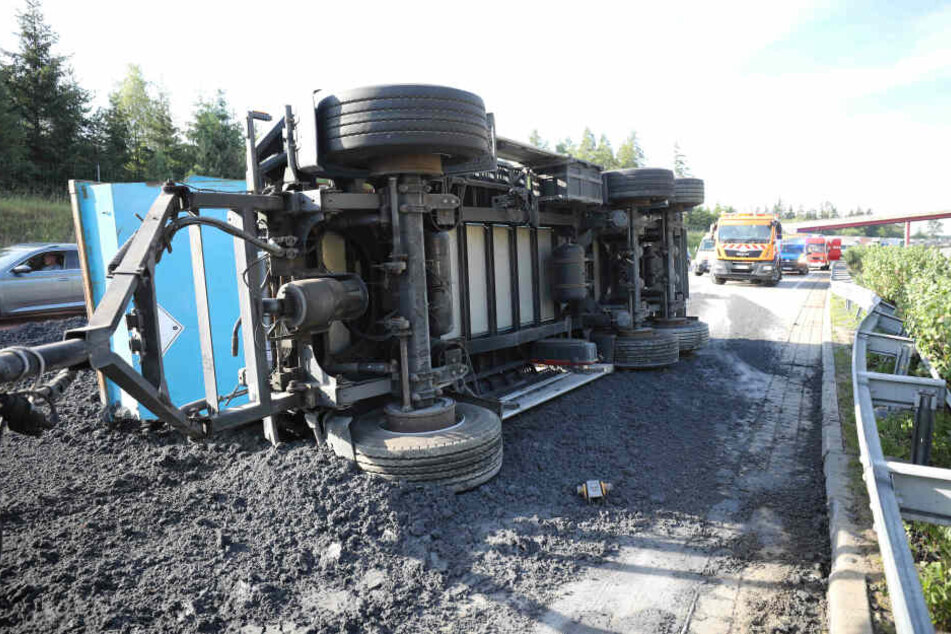 Der Anhänger stürzte, als der Fahrer die Kontrolle verlor.