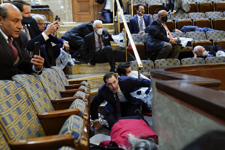 Menschen suchten auf den Rängen des Repräsentantenhauses Schutz. Auch ihnen ist ein Teil der Dokumentation gewidmet.