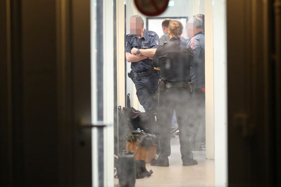 Nach der Messerattacke durchsuchten Beamten ein Hamburger Flüchtlingsheim.