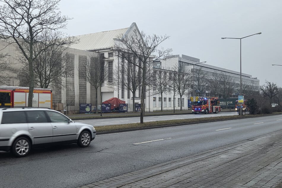 Feuerwehr und Rettungskräfte waren bei Siemens Energy in Dresden-Mickten im Einsatz.