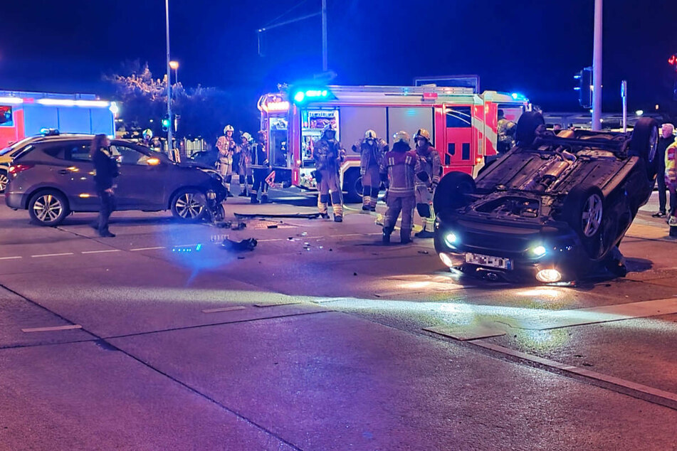Berlin: Heftiger Kreuzungs-Crash: Nissan überschlägt sich und landet auf Dach