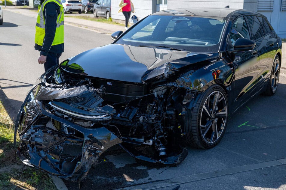 Der Audi wurde stark in Mitleidenschaft gezogen.