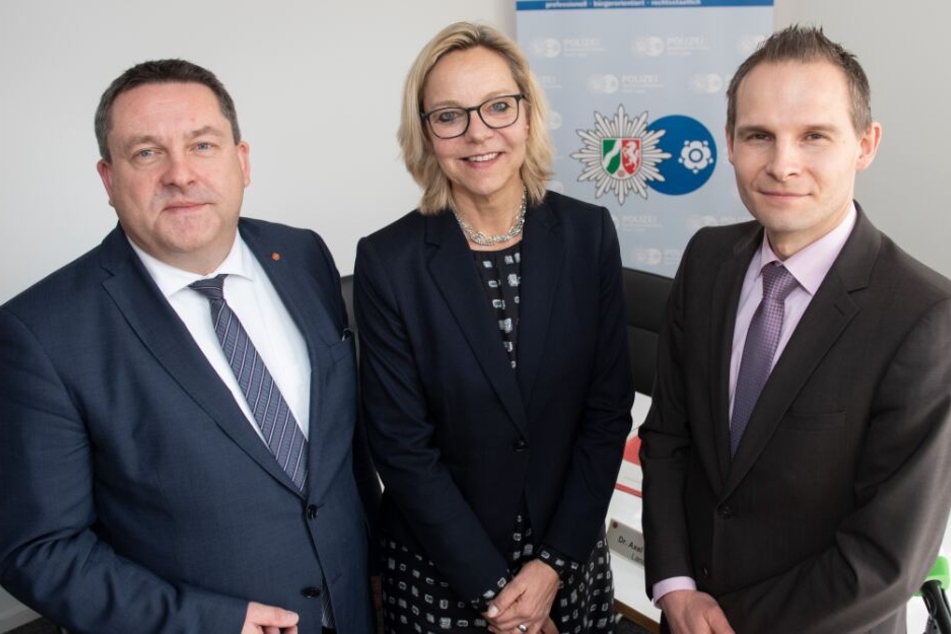 Landrat Axel Lehmann, Margit Picker,die neue Abteilungsleiterin der Polizei, und Matthias Brand, neuer Leiter der Direktion K, stehen zusammen.