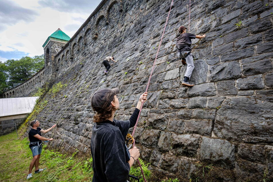 Pedro Schubert (30, l.) und Novelli Schilk (19) testeten bereits die neue Kletterroute an der Staumauer.