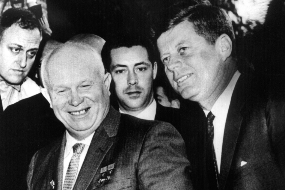 Nikita Chruschtschow (†77) und John F. Kennedy (†46) verhinderten nur durch Verhandlungen die atomare Katastrophe.