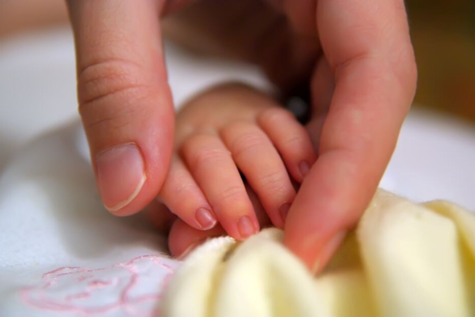 Baby Frida ist kurz nach der Geburt an einer schweren Darmerkrankung gestorben. (Symbolbild)