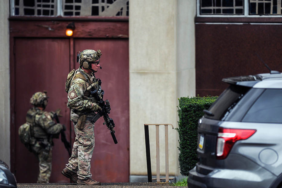 Die Tat wird von den Behörden als Hassverbrechen eingestuft. Der Angreifer hatte mehrere Schusswaffen bei sich.