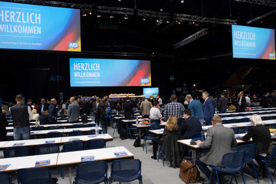Derweil warten drinnen die AfD-Abgeordneten auf den Veranstaltungsbeginn.