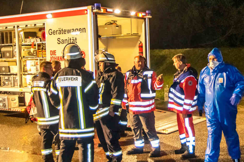 Feuerwehr und Rettungsdienst besprechen die Lage.
