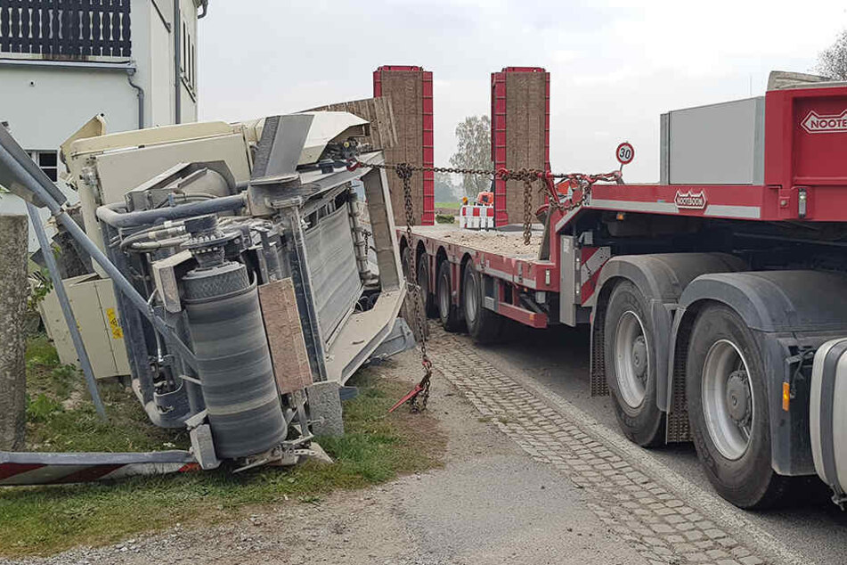 Der 30-Tonnen-Koloss landete in einem Vorgarten.