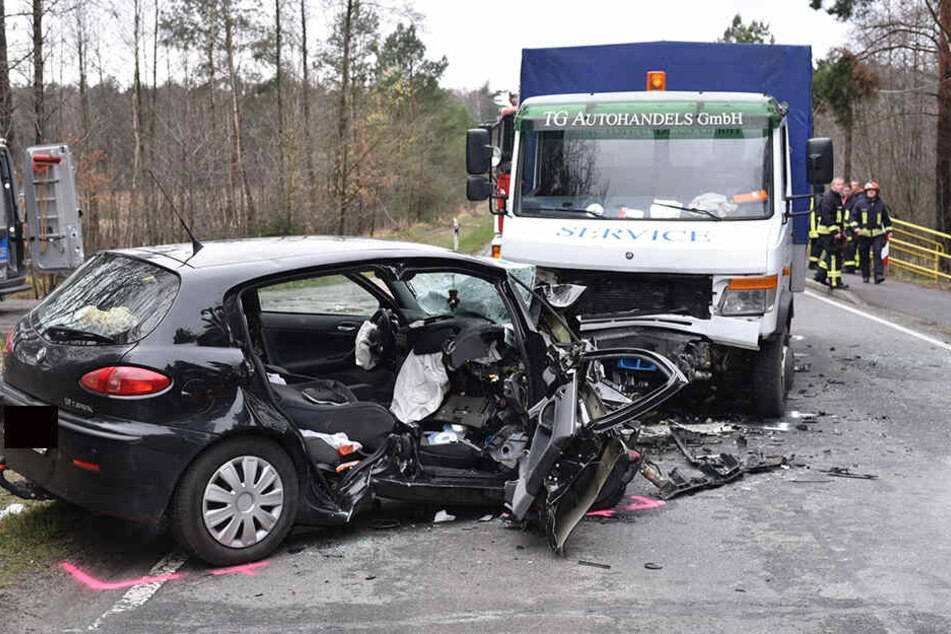 Schlimmer Anblick: Der Alfa Romeo war nach dem Frontalzusammenstoß völlig zertrümmert, die Freundin wurde tödlich auf dem Beifahrersitz verletzt.