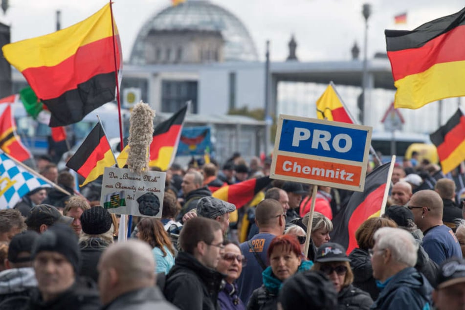 Teilnehmer der rechtspopulistischen Demo verlassen sich vor dem Hauptbahnhof.