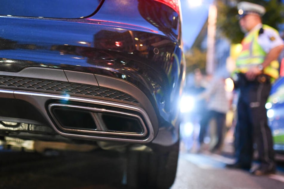 Die Polizei konnte den Fahrer schließlich festnehmen. (Symbolbild)