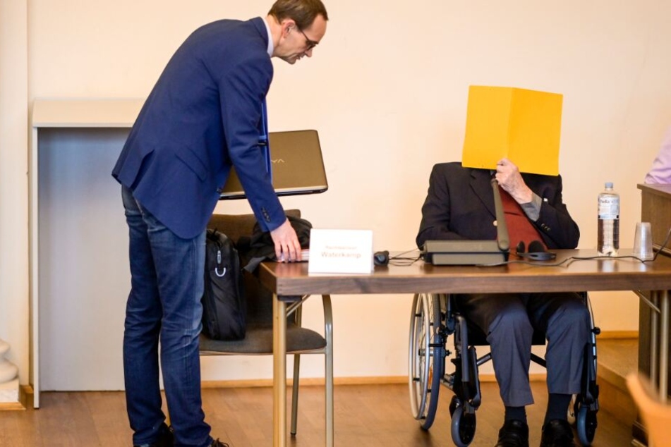 Der 93 Jahre alte Angeklagte und sein Anwalt Stefan Waterkamp (r) warten auf die Fortsetzung des Prozesses.