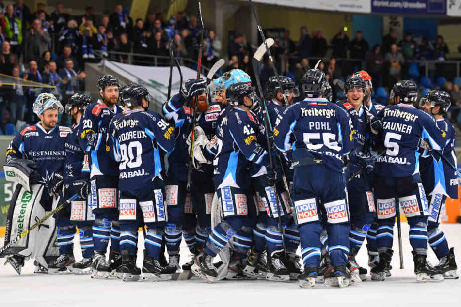 Um 21.11 Uhr gab's im Löwenkäfig kein Halten mehr. Auf der letzten Rille erreichten die Dresdner die Pre-Play-offs und die Spieler fielen übereinander her.