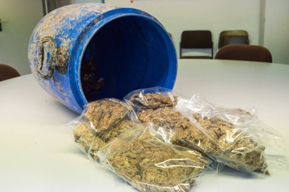 Insgesamt waren 2,74 Kilo Marihuana in dem Fass versteckt.