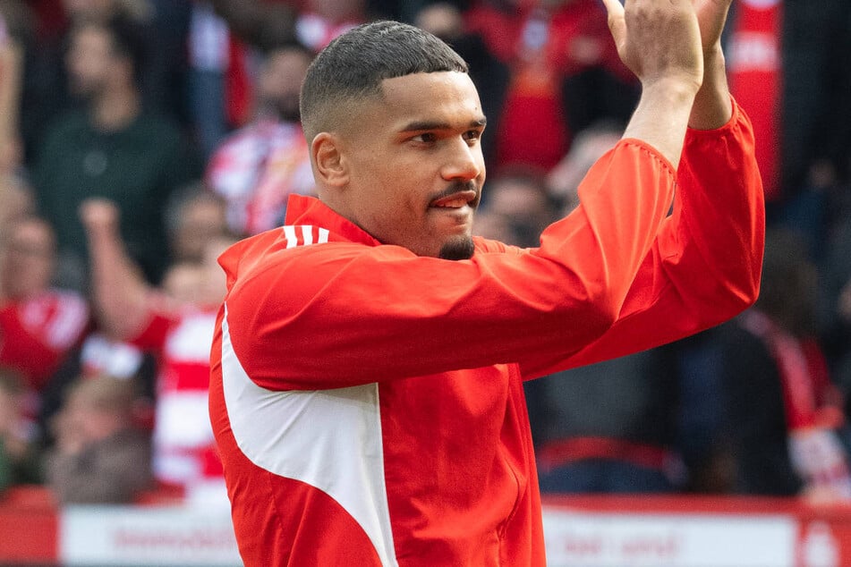 Danilho Doekhi (27) verabschiedet sich beim letzten Heimspiel der Saison von den Fans in der Alten Försterei.