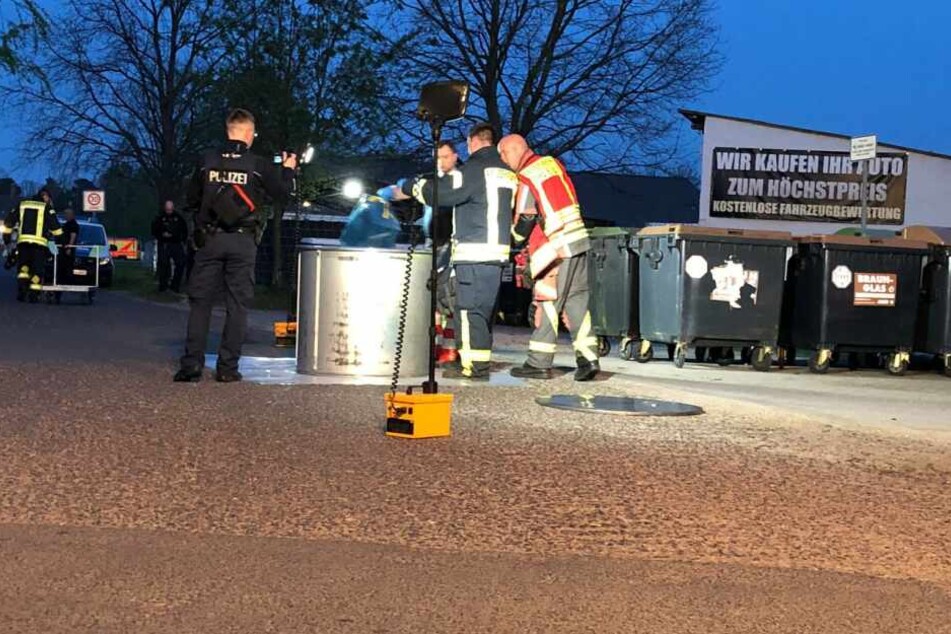 Sicher verpackt in ein silbernes Gefäß der Feuerwehr wurde der "radioaktive" Gegenstand weiter untersucht.