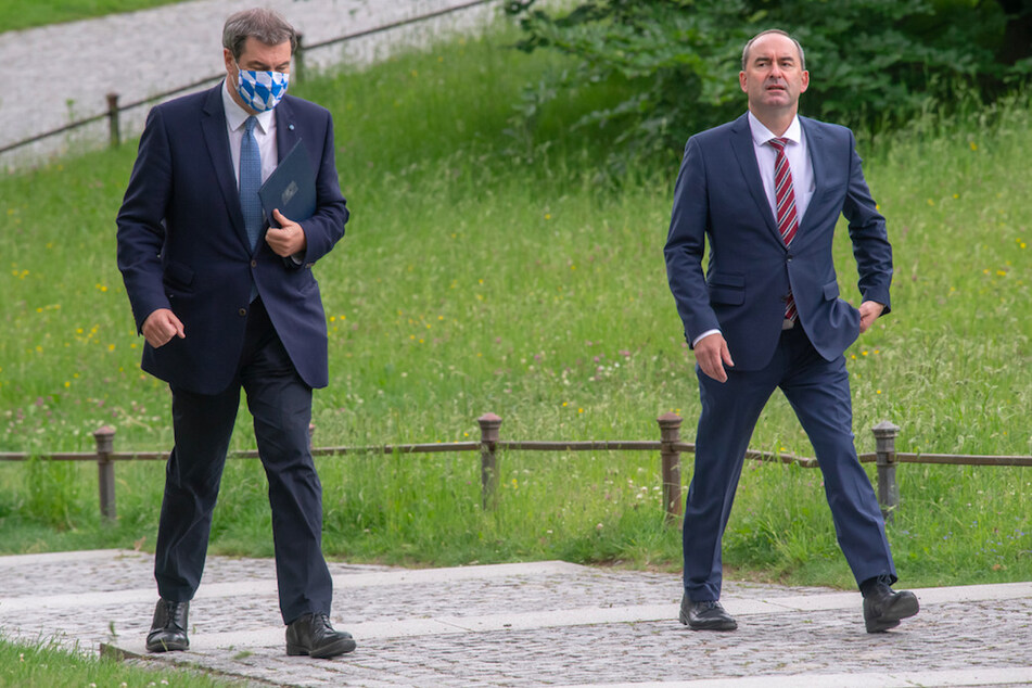 Zwischen Markus Söder (l. 53, CSU), Ministerpräsident von Bayern, und Hubert Aiwanger (49, Freie Wähler), stellvertretender Ministerpräsident und Staatsminister für Wirtschaft, knirscht es.