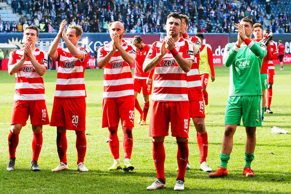 Die Zwickauer Spieler bedanken sich nach Abpfiff bei ihren Fans.